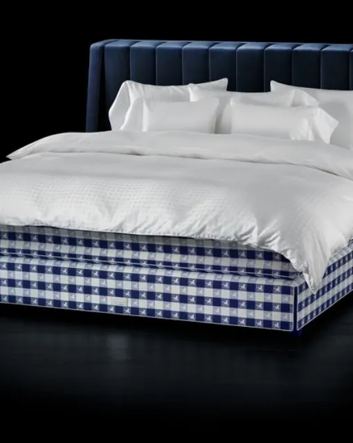 Letto in tessuto con testiera Drēmər Traditional Blue di Hastens