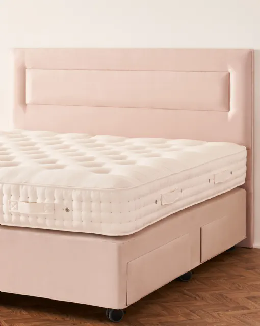 Letto con testiera Enyo di Vispring