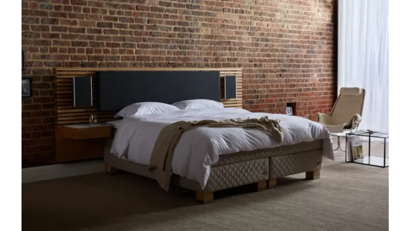 Letto con testiera Audio in tessuto imbottito e legno di Duxiana