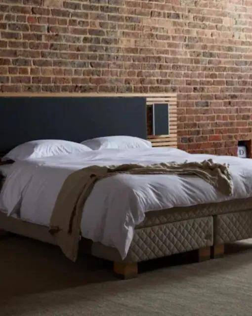 Letto con testiera Audio in tessuto imbottito e legno di Duxiana