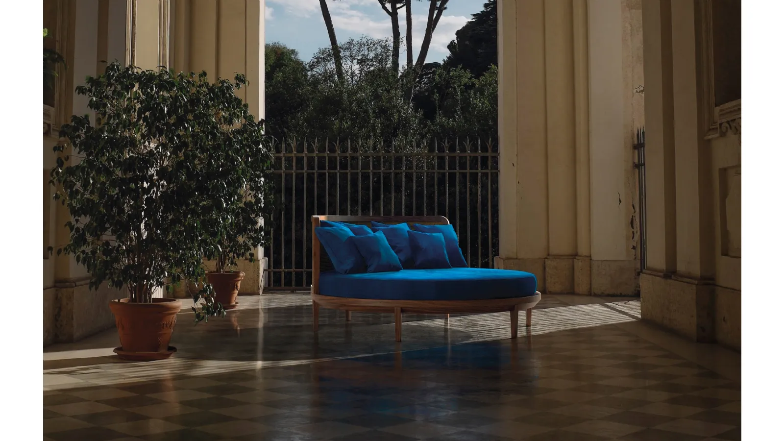 Letto rotondo di design Giotto in noce canaletto e paglia di Vienna di Midsummer Milano