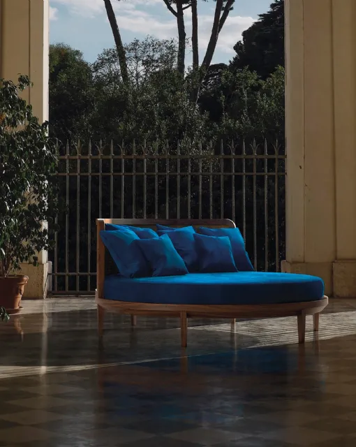Letto rotondo di design Giotto in noce canaletto e paglia di Vienna di Midsummer Milano