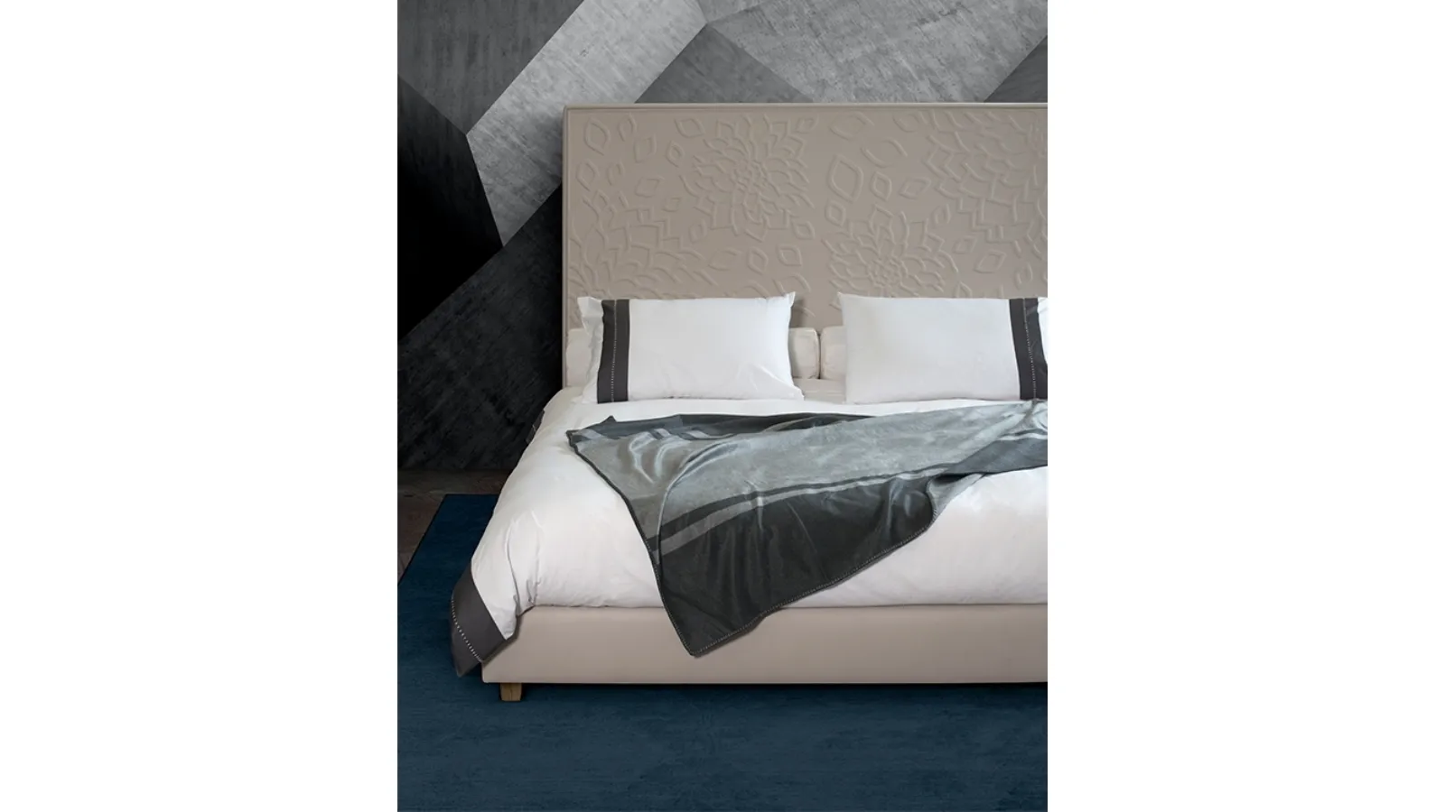 Letto in pelle con testiera Fiori di Seta di Midsummer Milano