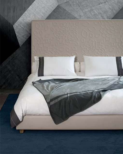 Letto in pelle con testiera Fiori di Seta di Midsummer Milano