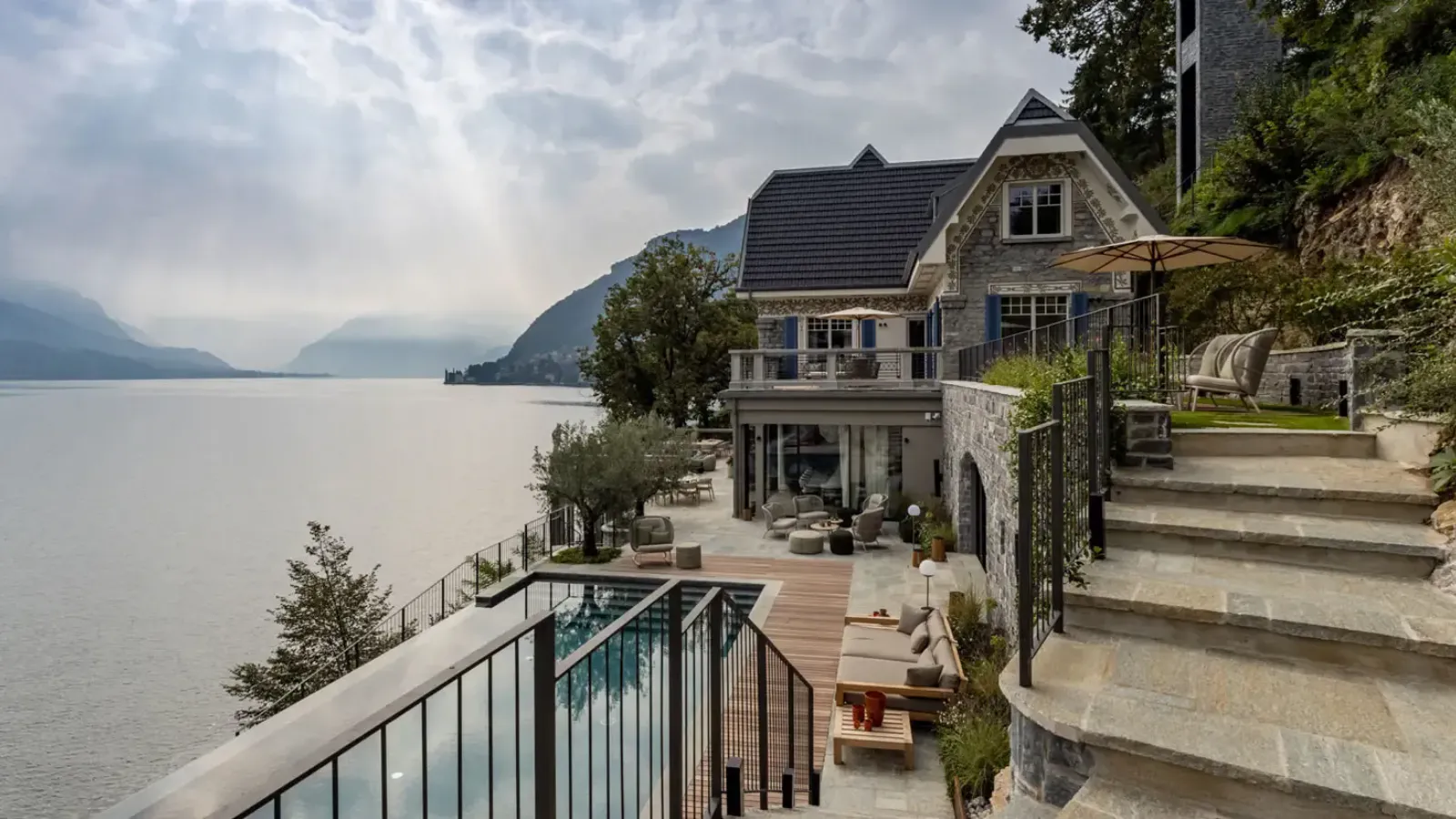 Breakwater Bellagio è una villa di lusso direttamente sul lago che gode della vista del ramo di Lecco