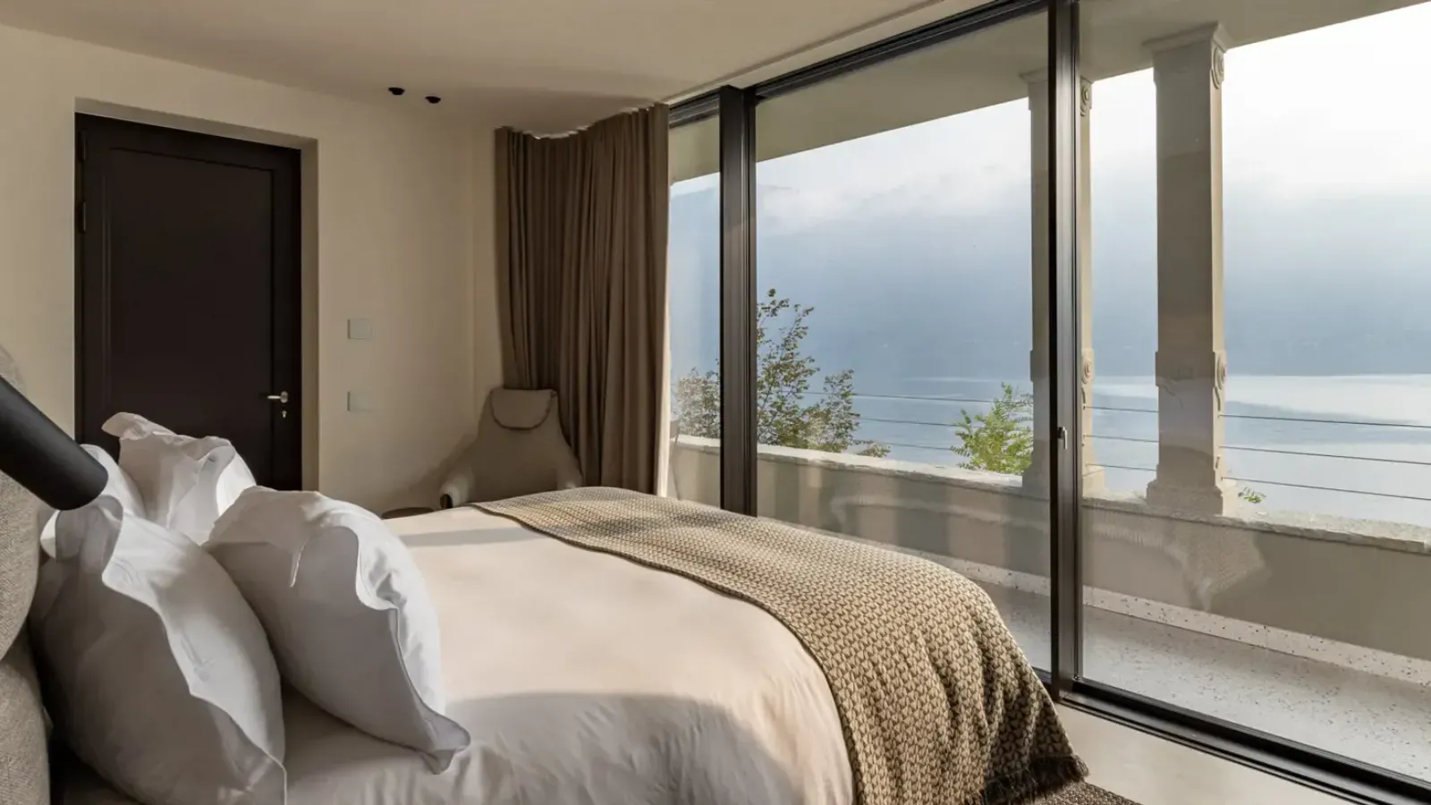 Breakwater Bellagio è una villa di lusso direttamente sul lago che gode della vista del ramo di Lecco