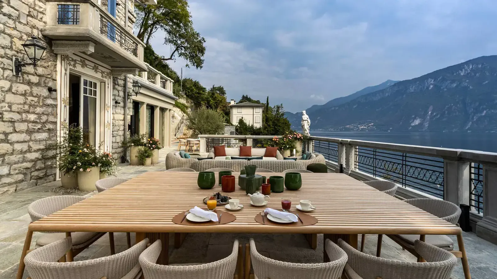 Breakwater Bellagio è una villa di lusso direttamente sul lago che gode della vista del ramo di Lecco