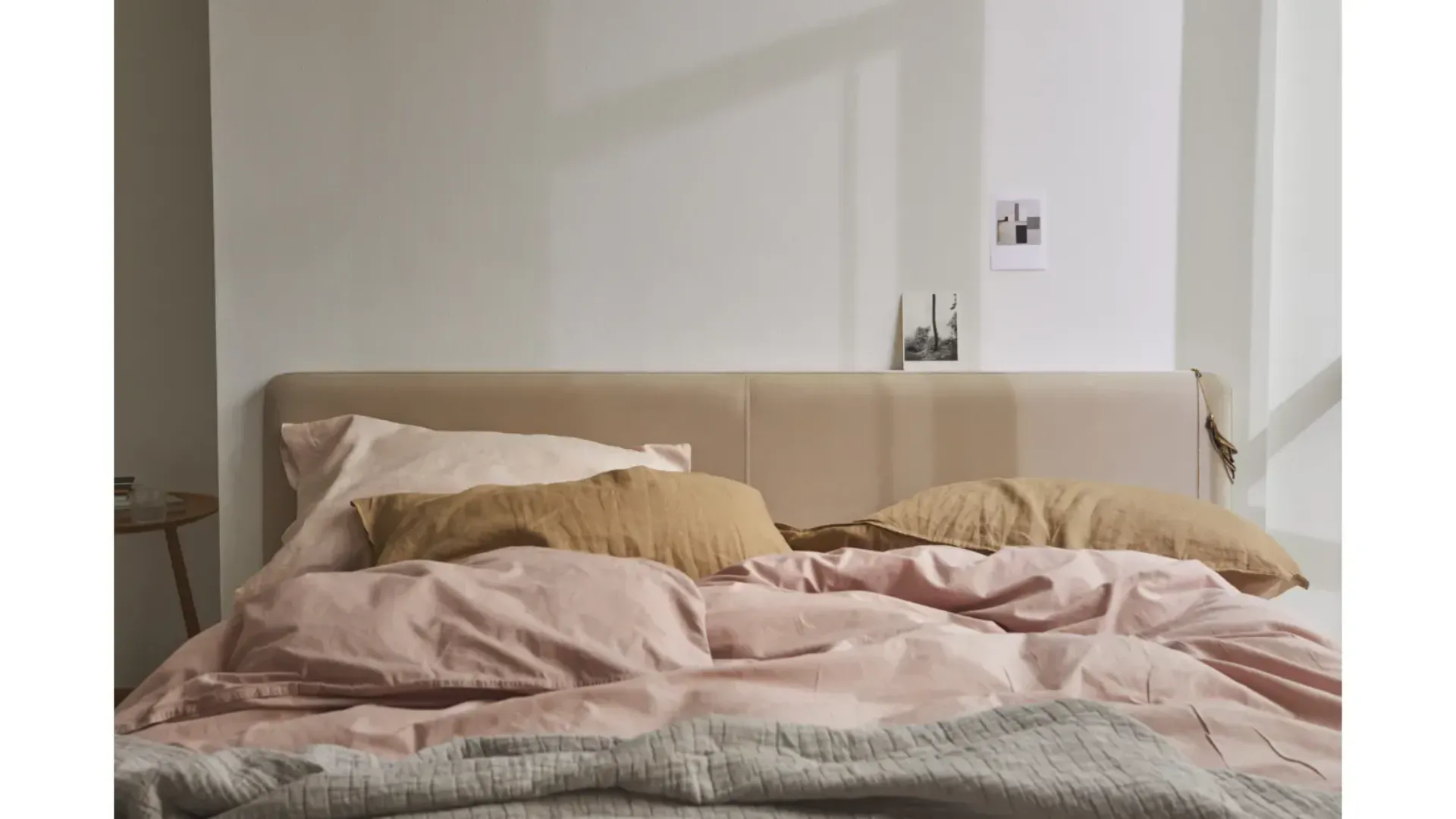 I letti matrimoniali moderni di lusso imbottiti tra design e praticità